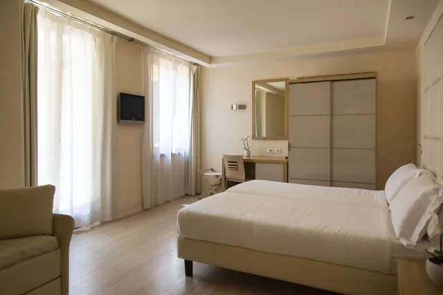 غرفة قياسية بسرير مزدوج وسرير بطابقين، HOTEL ANTICO BORGO 1/3