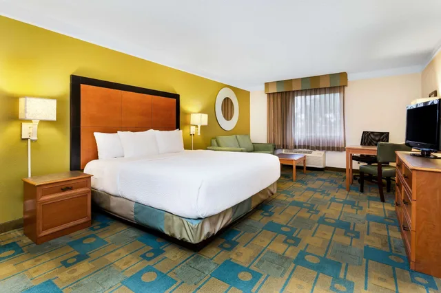 غرفة ديلوكس بسرير كينج، La Quinta Inn & Suites by Wyndham St. Pete-Clearwater Airpt 2/3