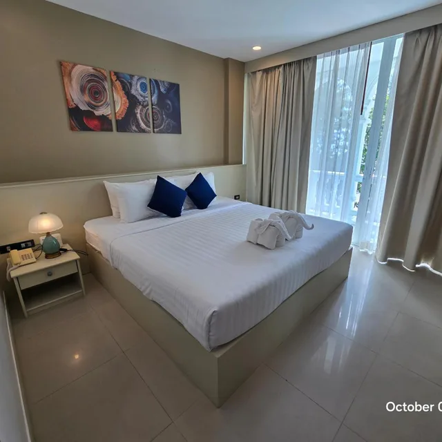 غرفة سوبيريور بسرير كينج بإطلالة على البحر بشرفة، MODERN LIVING HOTEL 6/10