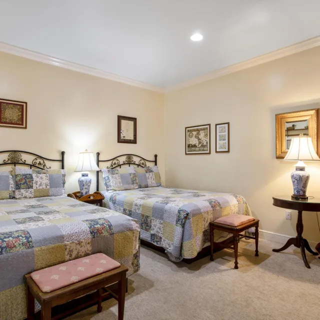 كوخ بغرفتي نوم، Edgewater Inn 2/6
