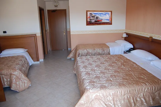 غرفة كومفورت ثلاثية بغرفة نوم واحدة، HOTEL RISTORANTE DONATO 1/5