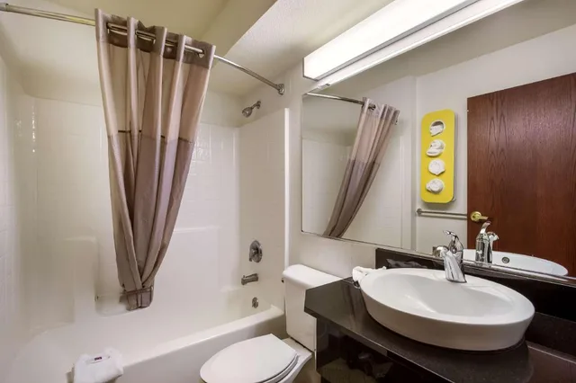 جناح بسرير كوين مع أريكة، Motel6 Dixon, CA 3/3