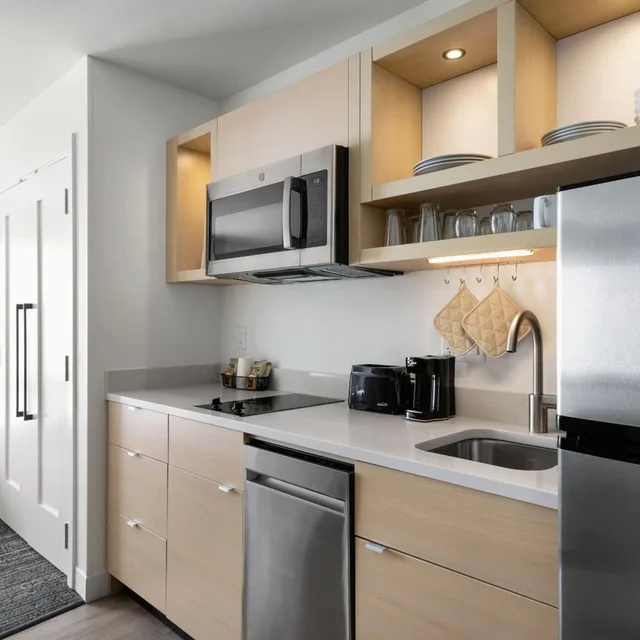 جناح بسرير كوين بغرفة نوم واحدة مع أريكة، TownePlace Suites Iron Mountain 3/3