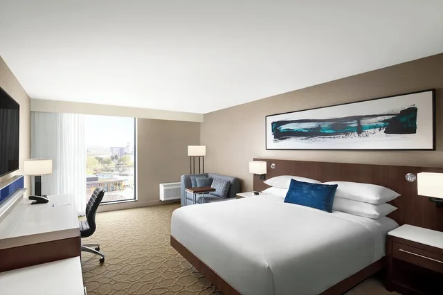 غرفة إليت بسرير كينج، Delta Hotels By Marriott Thunder Bay 2/5