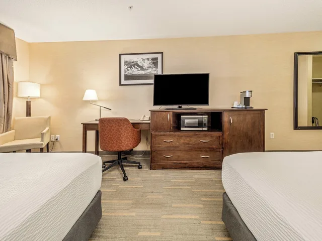 غرفة قياسية بسرير كوين، HOLIDAY INN LETHBRIDGE 8/10