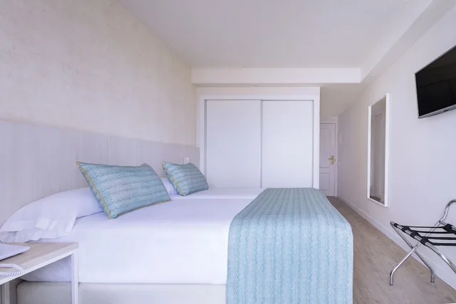 غرفة بفراش فوتون وسريرين منفصلين بإطلالة على المسبح بشرفة، Palmasol Hotel 2/6