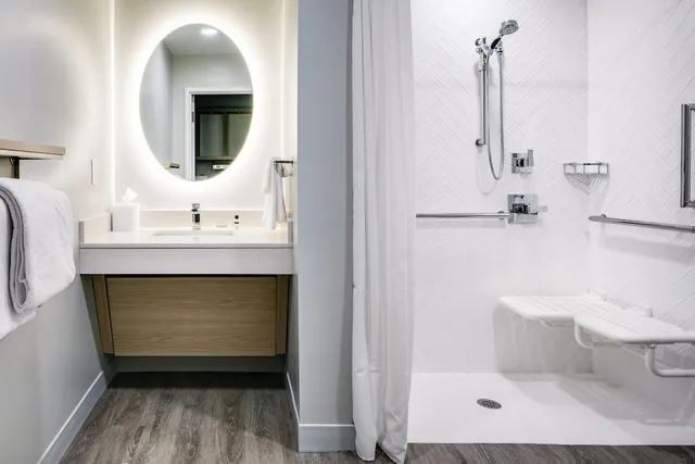 جناح بسرير كوين بغرفة نوم واحدة مع أريكة لذوي الإعاقة، TownePlace Suites Oconomowoc 2/5