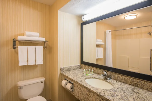غرفة قياسية بسريرين كوين لذوي الإعاقة، Holiday Inn Express Hotel Suites Wauseon 2/2
