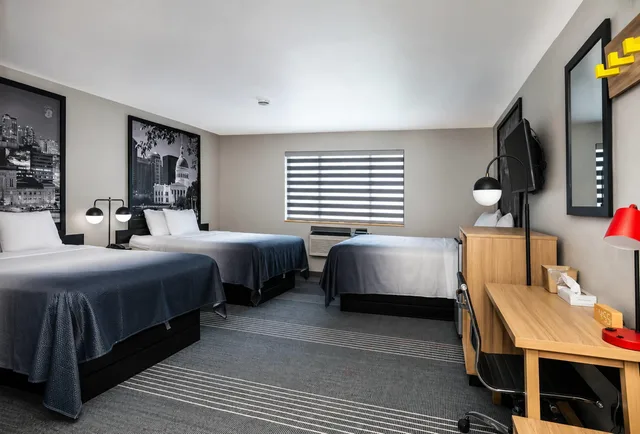 Efficiency, 3 Queen Beds، Super 8 by Wyndham Warrenton 3/4