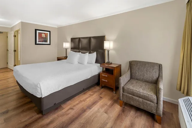 غرفة قياسية بسرير كينج بحوض جاكوزي، Best Western Plus Northwoods Inn 1/10