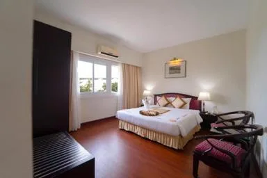 غرفة متصلة عائلية ثلاثية بسرير فردي بإطلالة على النهر، Century Riverside 1/1