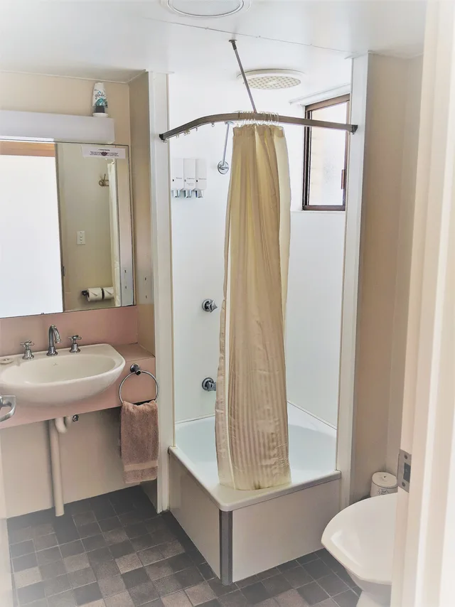2 Bedrooms, 1 Single and 2 Queen Beds, Garden View, Miners Lodge Motor Inn 5/5
