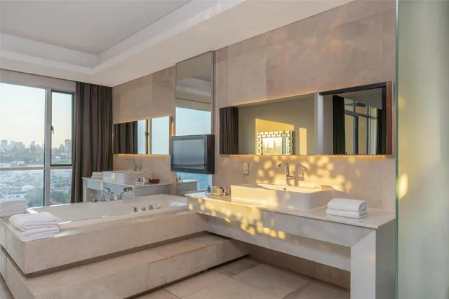 جناح رئاسي بسرير كينج بإطلالة على البحر بشرفة، RADISSON BLU HOTEL & RESIDENCE, MAPUTO 6/7