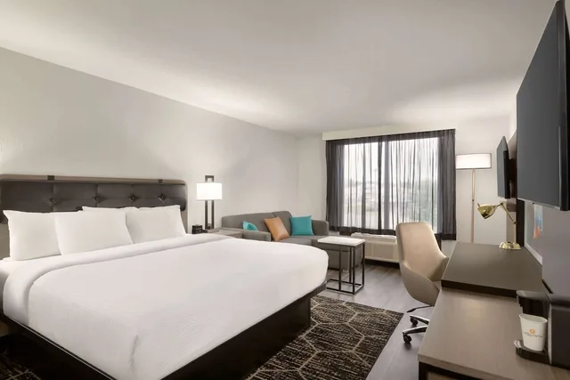 غرفة بسرير كينج، La Quinta Inn & Suites by Wyndham Dothan 2/5