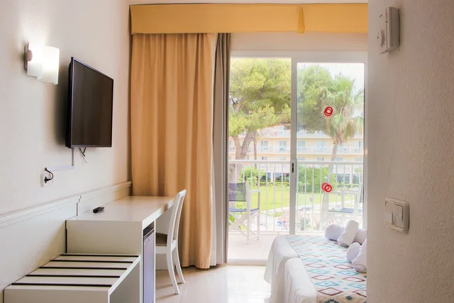 غرفة بسرير مزدوج أو سريرين منفصلين بإطلالة على المسبح بغرفة نوم واحدة، Club Hotel Aguamarina 6/6