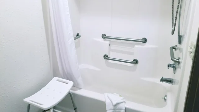 غرفة بسرير كينج لذوي الإعاقة، KEYSTONE BOARDWALK INN AND SUITES 4/4