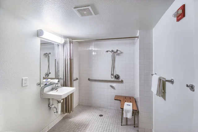 غرفة قياسية بسرير مزدوج لذوي الإعاقة، Motel6 Everett, WA - South 3/4
