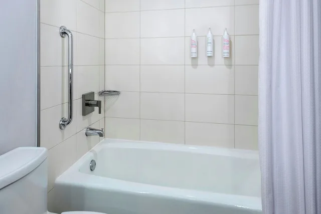 غرفة بسريرين مزدوجين بشرفة، Westchester Marriott 4/5