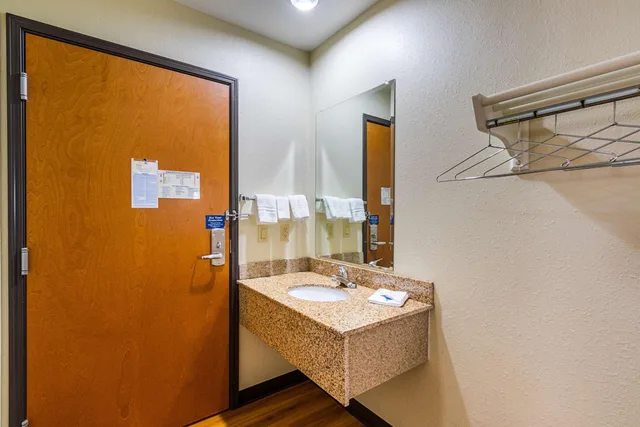غرفة بسرير كينج للمدخنين، Motel6 Urbana, IL 5/5