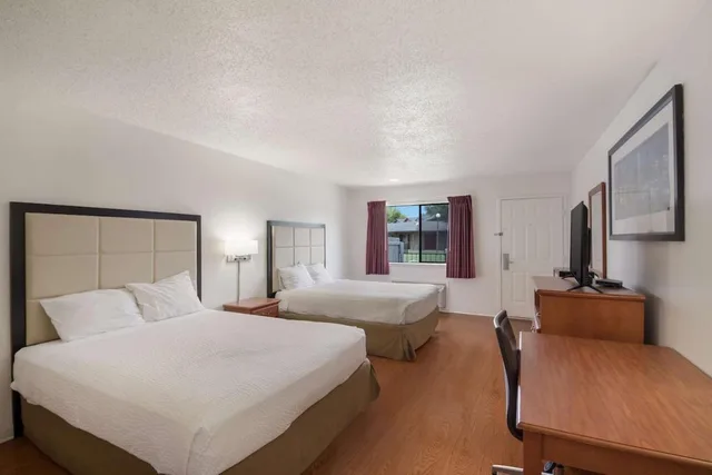 غرفة بسرير كوين، Americas Best Value Inn Lockhart TX (ex OYO Hotel) 2/2