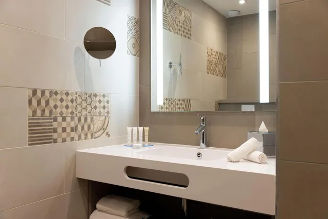 Connecting, Family, King and Queen Bed, Hilton Garden Inn Le Havre Centre 7/9