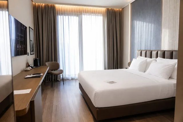 غرفة سوبيريور بسرير كينج بإطلالة على المدينة بشرفة، Grand Duka Hotel & Spa 7/10