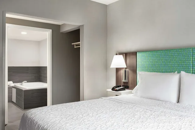 غرفة بسرير كينج بجاكوزي، Hampton Inn Oklahoma City-I-40 E. (Tinker Air Force Base) 1/2