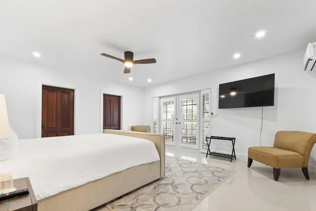 غرفة بسرير كينج وسريرين مزدوجين بغرفتي نوم بمطبخ، Romora Bay Resort Marina 2/3