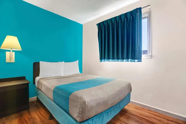 غرفة بسرير كينج لذوي الإعاقة، Motel6 Fort Bragg, CA 4/7