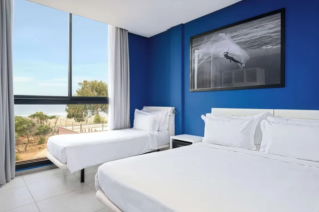 غرفة قياسية بسرير كينج بإطلالة على الحديقة، Radisson Blu Resort Taghazout Bay Surf Village 1/4