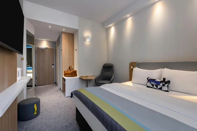 غرفة قياسية بسرير كينج وسرير كوين بإطلالة على الفناء، Holiday Inn Express Regensburg 3/8