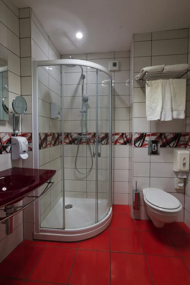 غرفة قياسية ثلاثية بسرير مزدوج وسرير فردي، HOSTELLERIE DU CENTROTEL ET SPA 3/3