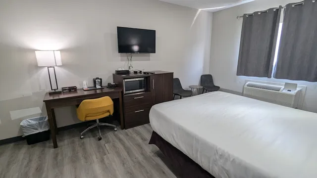غرفة بسرير كوين لذوي الإعاقة، Econo Lodge Cochrane ON 1/3