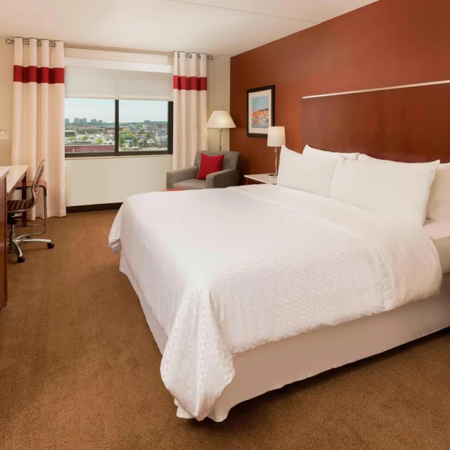 غرفة بسرير كينج بحوض استحمام لذوي الإعاقة، Four Points by Sheraton Boston Logan Airport Revere 1/7