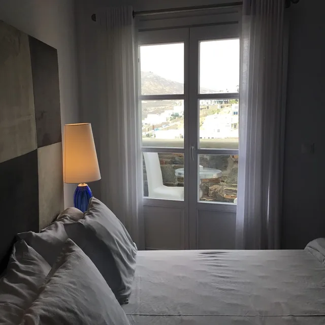غرفة سوبيريور بسرير كينج بإطلالة جزئية على البحر، Smy Mykonos Suites Villas 7/10