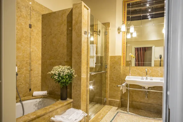 جناح ديلوكس بسرير كينج بغرفتي نوم مع أريكة للمدخنين، Hotel Corona d Oro 1890 7/8