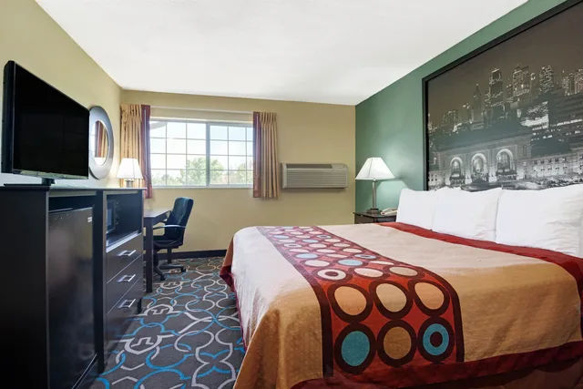 Room, Double Bed, Super 8 By Wyndham Kansas City 1/10