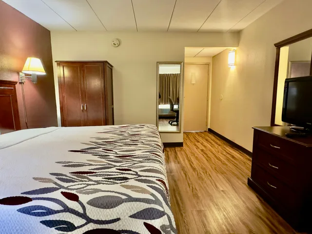 غرفة سوبيريور بسرير كينج للمدخنين، Red Roof Inn Hartford - Vernon 1/5