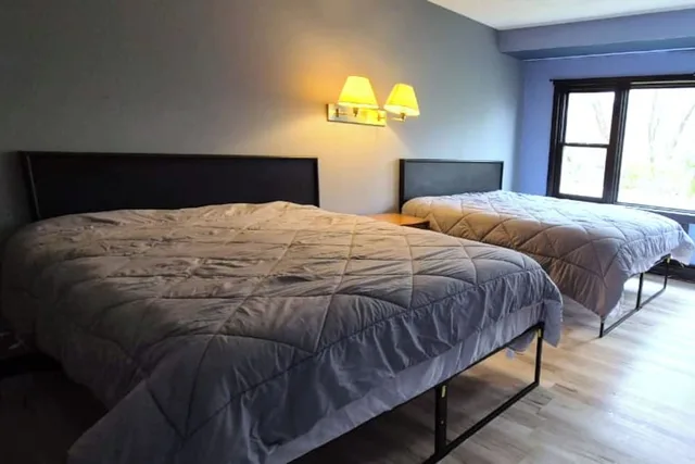 غرفة بسريرين كوين، Capital O Swan Inn Comstock Park 4/7