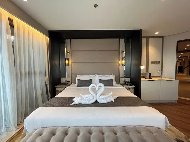 جناح بانورامي بسرير كينج، The Lake Hotel Tagaytay 1/3