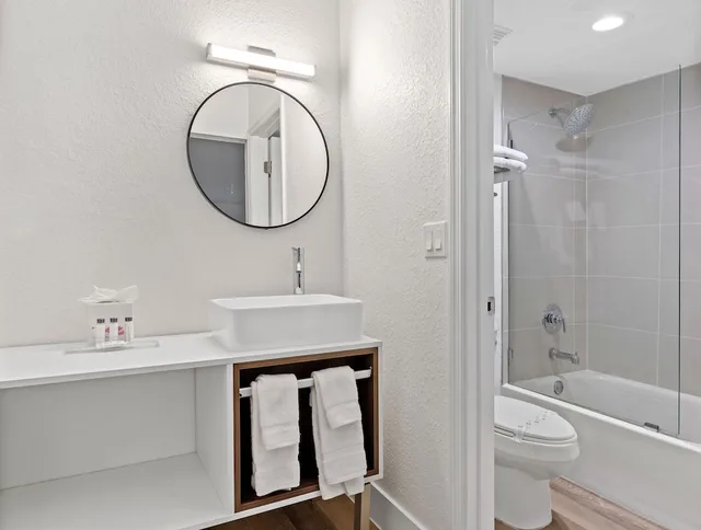 غرفة بسرير كينج بإطلالة على الفناء، Baymont by Wyndham Jacksonville Airport 4/4