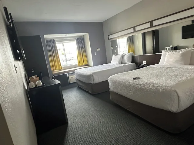 غرفة بسريرين كوين بإطلالة على النهر، Microtel Inn Suites By Wyndham Quincy 6/7