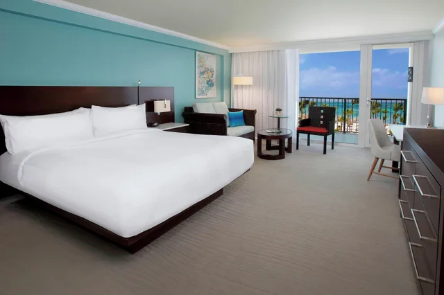 Tradewinds, King Bed, Ocean View, Sofa, Adult Only, Club Lounge Access، Aruba Marriott And Stellaris Casino 2/6