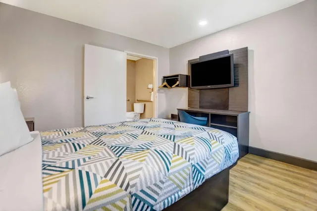 Room, King Bed, Motel6 San Bernardino, CA - North 7/10