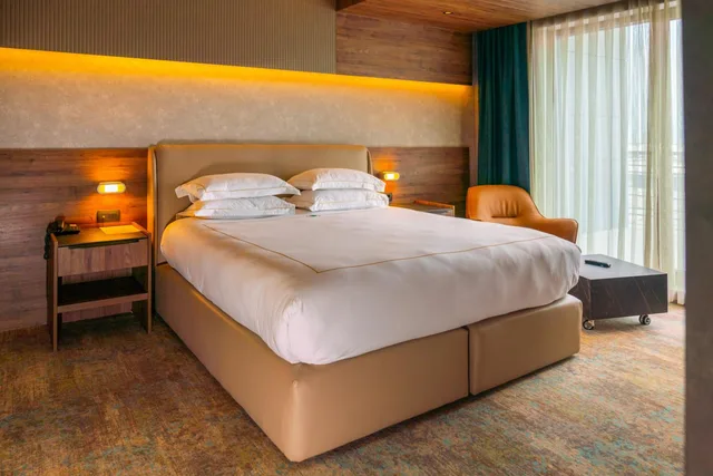 جناح جونيور، Emerald Hotel 1/7