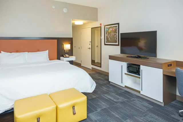 غرفة بسرير كينج مع أريكة لذوي الإعاقة، Hampton Inn & Suites Morgantown / University Town Centre 2/4