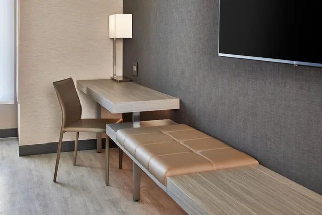 غرفة قياسية بسرير كينج مع أريكة بحوض استحمام لذوي الإعاقة، Ac Hotel By Marriott Sacramento 3/10