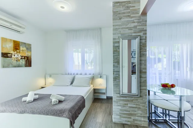 استوديو كومفورت بسرير كوين وسرير فردي بإطلالة على الحديقة بشرفة، Stipe Aparthotel 1/3