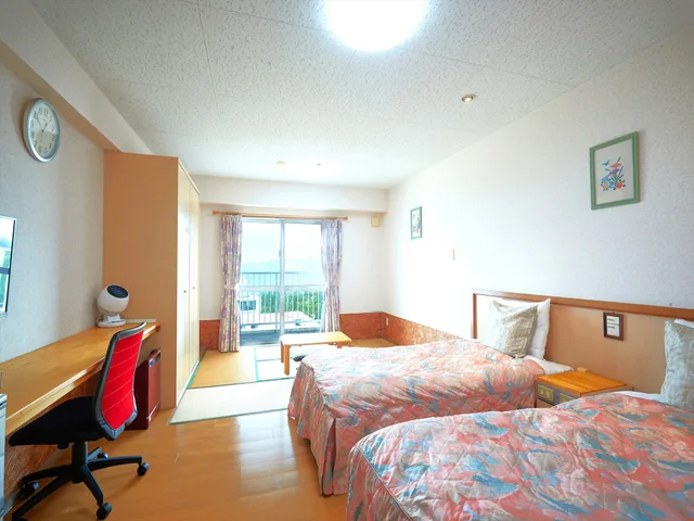 غرفة يابانية غربية بسريرين منفصلين وفرشتي فوتون بإطلالة على البحر في الملحق، Condominium Hotel Shimanchu Club 3/9