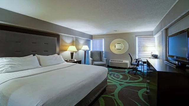 غرفة قياسية بسرير كينج بحوض جاكوزي، Holiday Inn Manhattan At The Campus 1/2